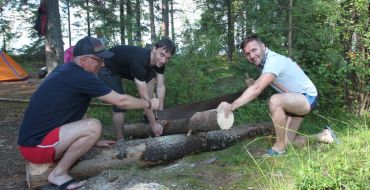 Brennholzproduktion bei karelischer Kajaktour