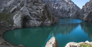 Felsenufer Kol Suu See