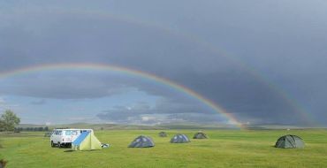 Regenbogen ueber Zeltlager