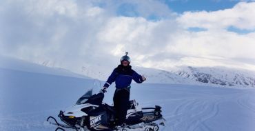Posieren mit Motorschlitten
