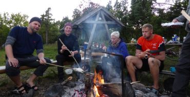 Bei der Seekajaktour selbst gefangenen Fisch am Lagerfeuer grillen