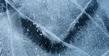 Schnee in Eisplatte im Eis...