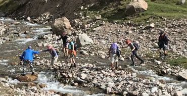 Teamwork am Bach