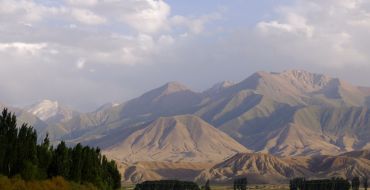 Weideland vor dem Tien Shan Gebirge
