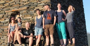 Gruppenfoto mit Ruine
