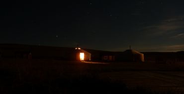 Mongolische Jurten unter Sternenhimmel