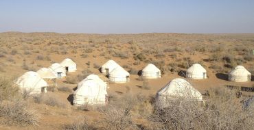 Jurtencamp in der usbekischen Wüste Kisilkum