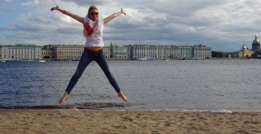 Stadtstrand von St. Petersburg, im Hintergrund die Eremitage