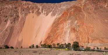 Kirgistan,Felsen und Fluss bei Kyzyl Oi