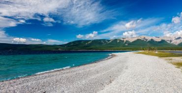 Kieselstrand in der Mongolei