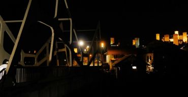 Brücke von Mestia bei Nacht