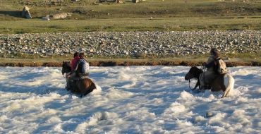 Gebirgsflussüberquerung in der Mongolei