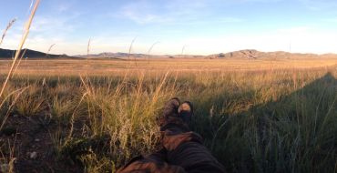 Müde vom Wandern. Pause in der mongolischen Steppe