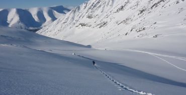 Rasanter Abstieg mit Schneeschuhen